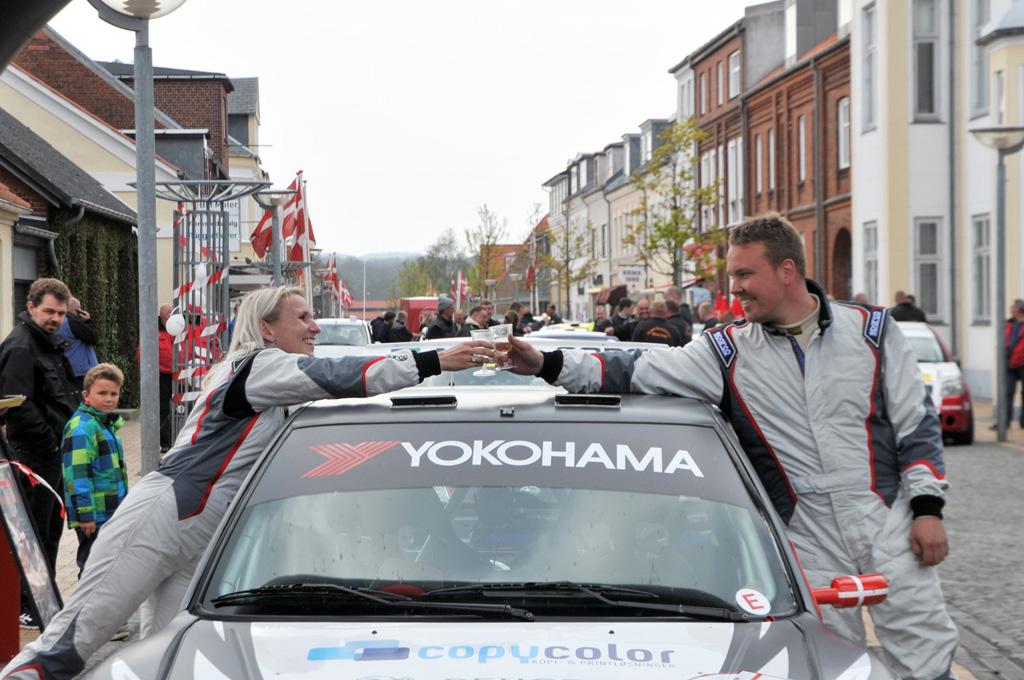 Der var grund til smil og skål i champagne efter 180 km fuld gas med en servostyring der strejkede.